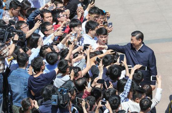 2018年5月2日，习近平来到北京大学考察。来源：新华社